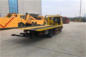 两当非事故拖车